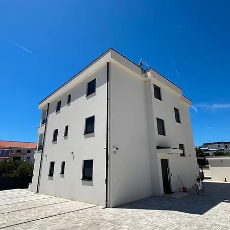 New Sesar 2026 Apartment Barbat na Rabu